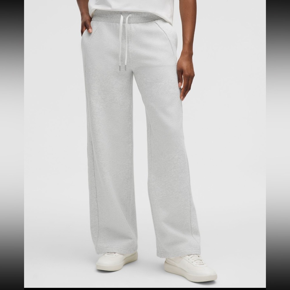 Lululemon Women’s Mid-Rise Wide Leg Scuba Pants. Regular Length. Size Small.
